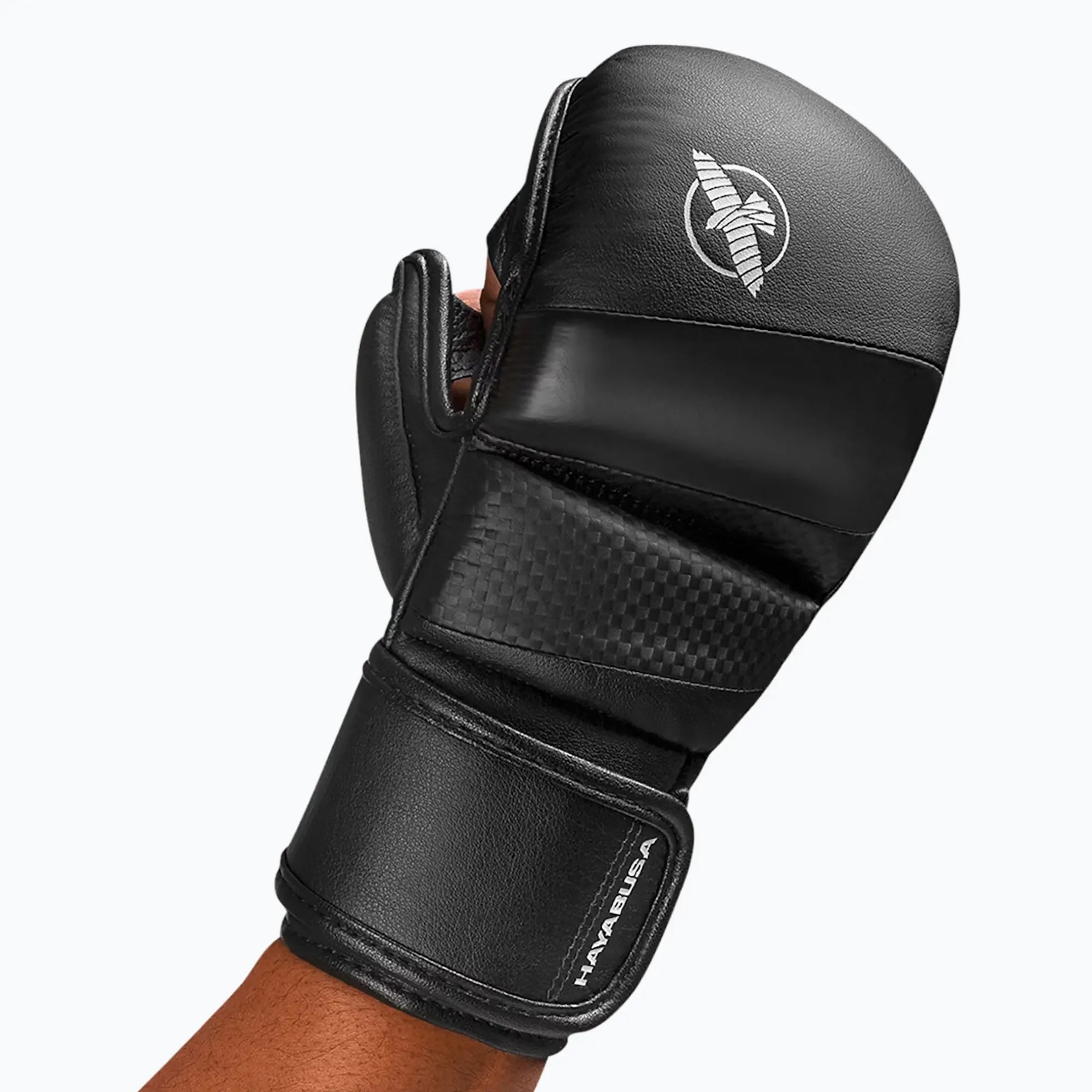 Particolare dell'imbottitura multistrato sulle nocche dei guanti da sparring Hayabusa T3 neri.