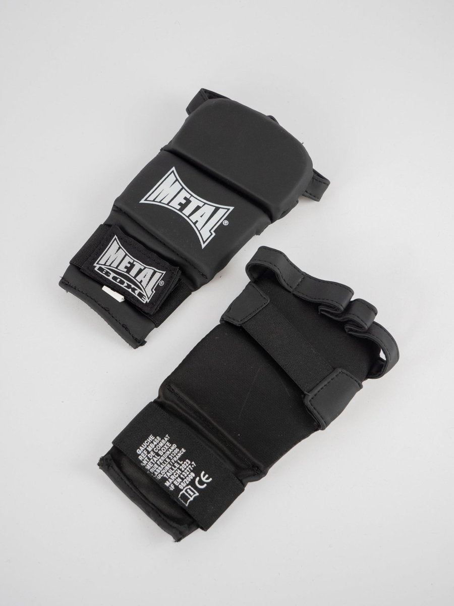 Vista posterior de guantes de boxeo Ju Jitsu de metal negro, detalle de estabilidad de muñeca