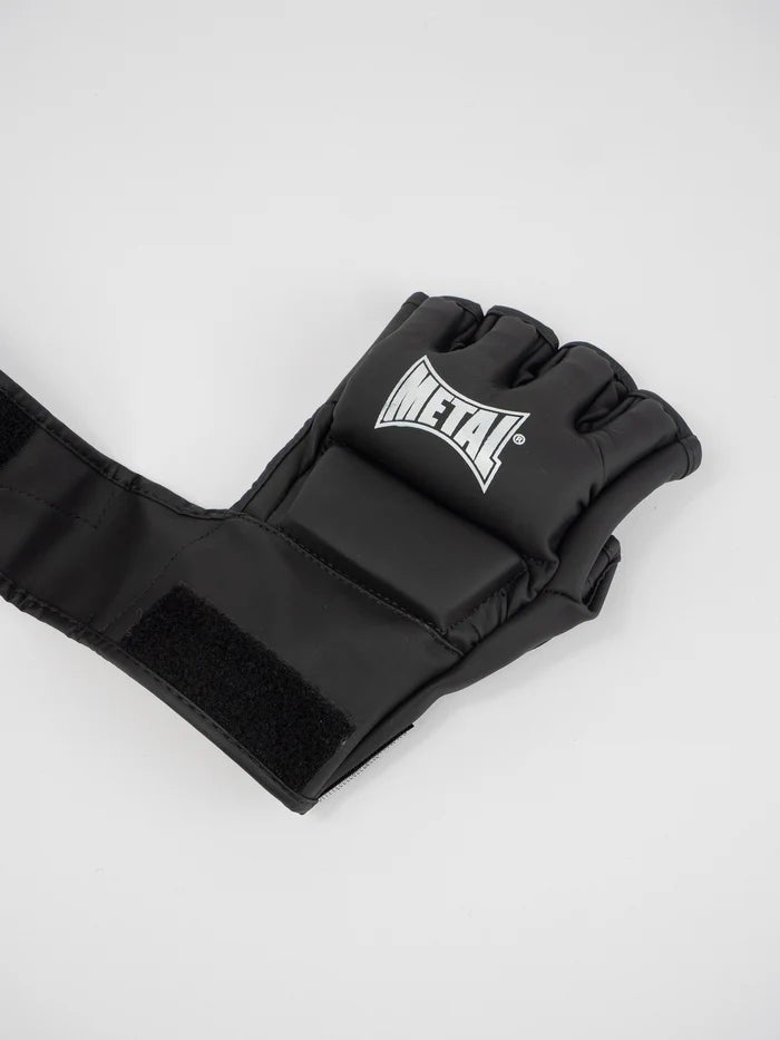 Dettaglio della chiusura a velcro rinforzata dei guanti MMA Black Light