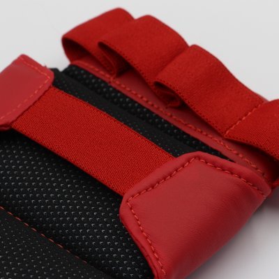 Detalle de la palma abierta de los guantes rojos Adidas Ju Jitsu para grappling