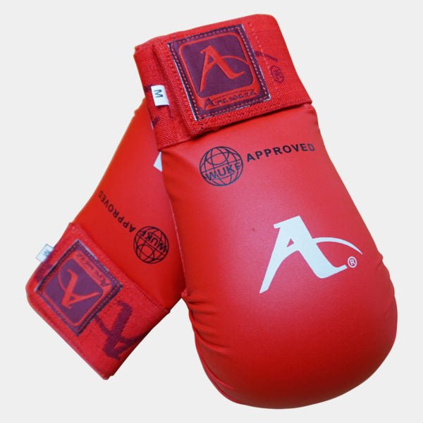 Vista frontal de los guantes de karate rojos Arawaza aprobados por la WUKF