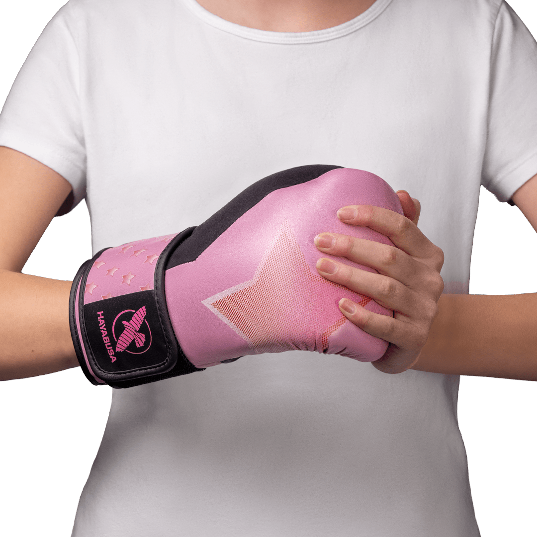 Menina usando luvas Hayabusa S4 Epic Stella durante uma sessão de sparring leve