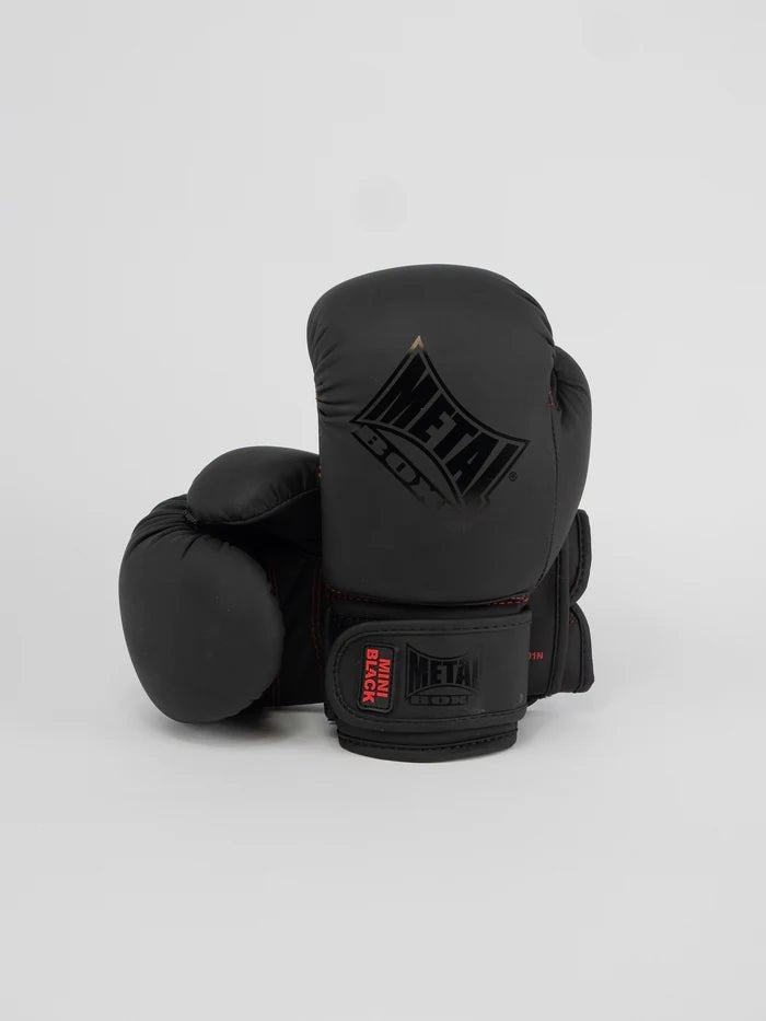 Vue de face des gants Metal Boxing Mini Black pour enfants en noir mat