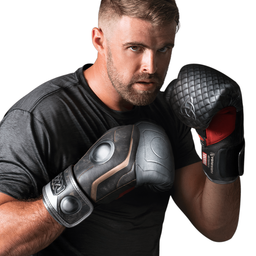 Atleta usando luvas Hayabusa Marvel Thor marrons e prateadas em posição de ataque