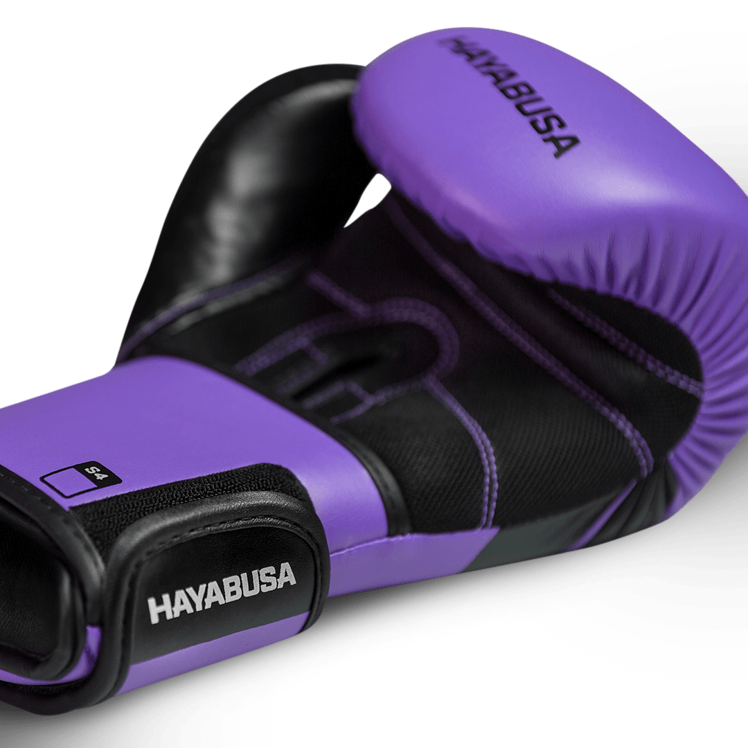 Detalhe da palma da luva roxa Hayabusa S4 para máxima ventilação