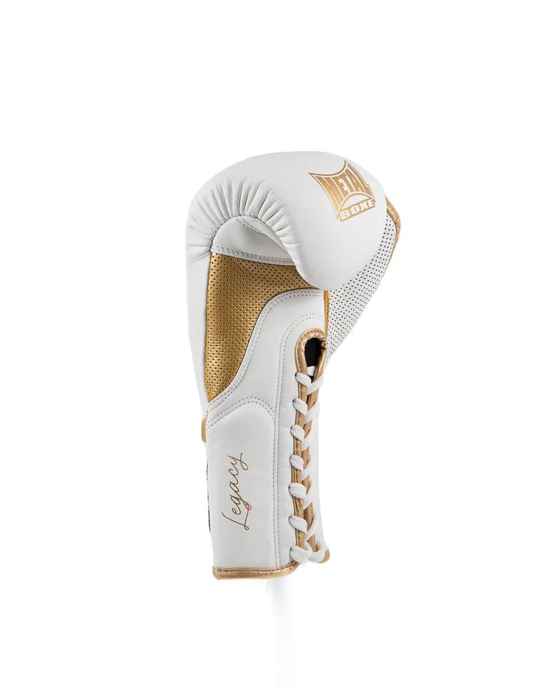 Vista de perfil da luva de crina de cavalo legado de boxe de metal branco, fecho de renda