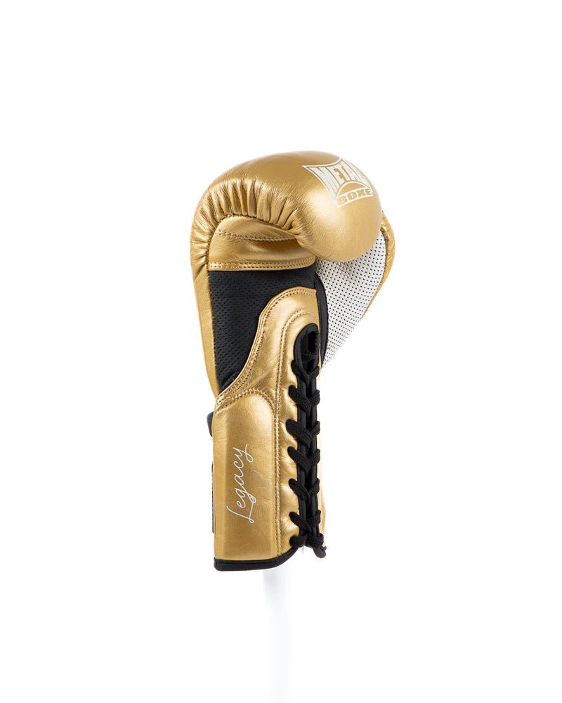Vista lateral da luva de boxe Gold Legacy Horsehair Metal, suporte de pulso com atacadores