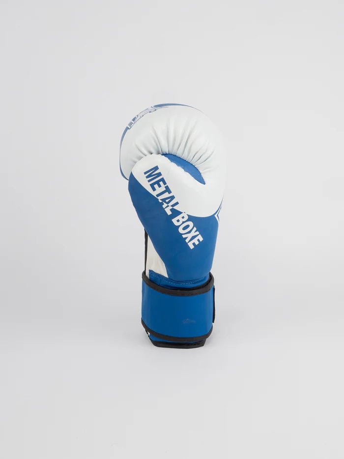Vista lateral de luvas de boxe de metal azul, detalhe de fecho de velcro