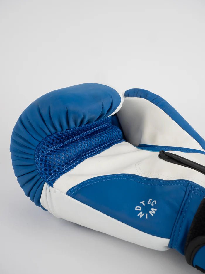 Detalhe da palma ventilada WindTec de luvas de boxe de metal azul
