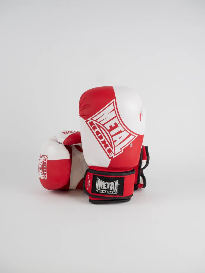 Vista frontal de luvas de competição amadora de boxe de metal vermelho e branco