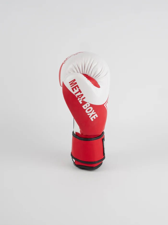 Vista lateral das luvas de boxe de metal vermelho, foco na proteção dos nós dos dedos