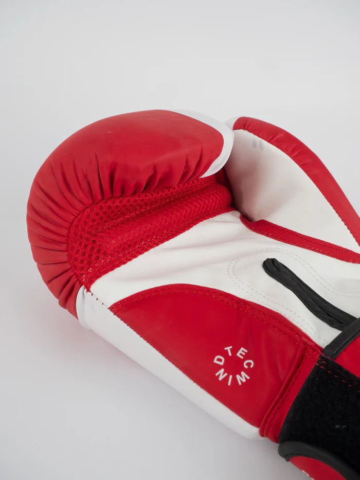 Detalhe da palma ventilada WindTec de luvas de boxe de metal vermelho