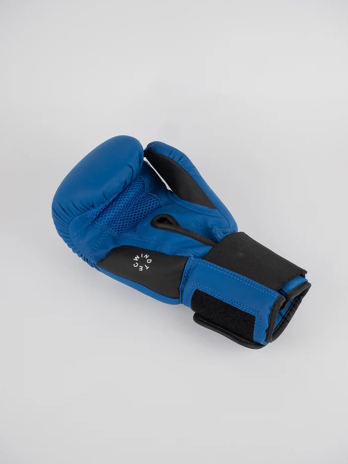 Detalhe da palma ventilada WindTec de luvas de boxe de metal azul