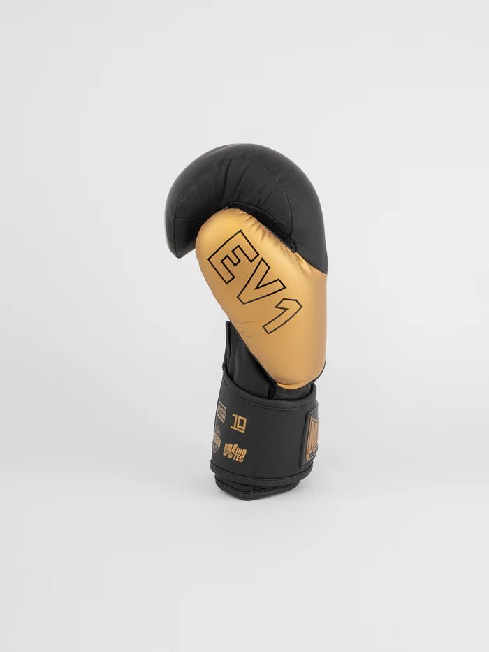 Vista lateral das luvas Metal Boxing EV1 em ouro preto, detalhe da tecnologia ergonômica EVOTECH
