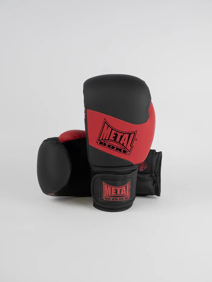 Vista frontal das luvas pretas e vermelhas da competição de boxe de metal EV1
