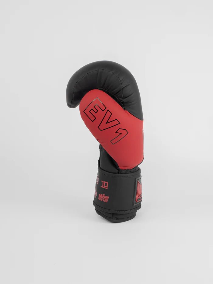 Vista lateral das luvas Metal Boxing EV1, pretas e vermelhas, detalhe das áreas laterais planas