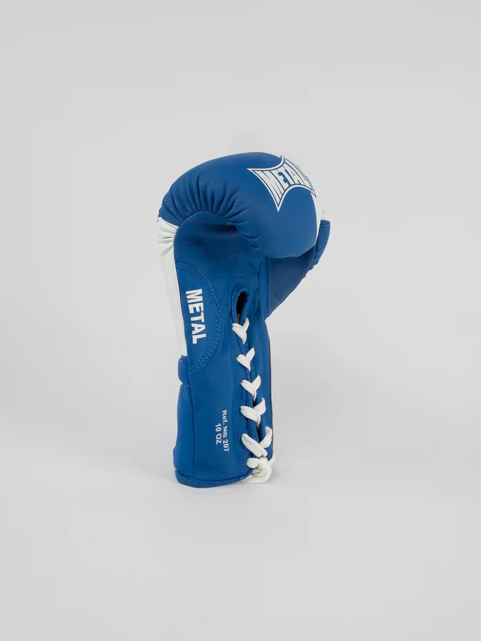 Vista de perfil de luvas azuis de boxe de metal com cordões, detalhe do formato anatômico