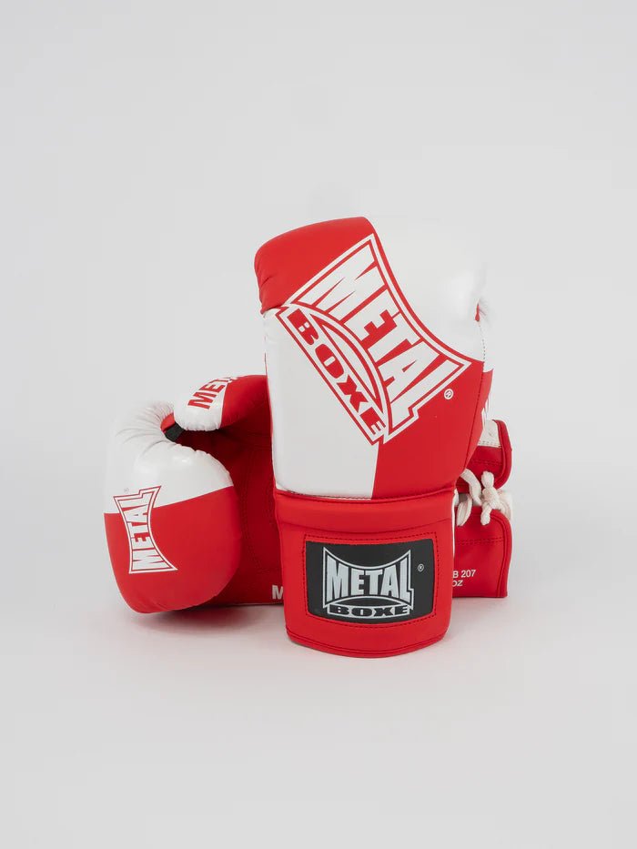 Vista frontal das luvas vermelhas de competição de boxe de metal, acolchoamento técnico para partidas