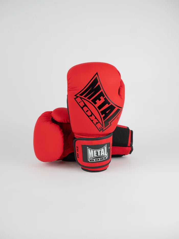 Vista frontal das luvas vermelhas de competição de boxe de metal