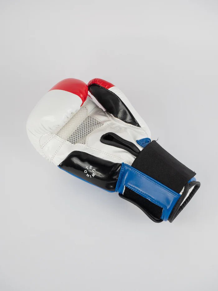 Detalhe da palma ventilada com tecnologia WindTec, luvas tricolor Metal Boxing