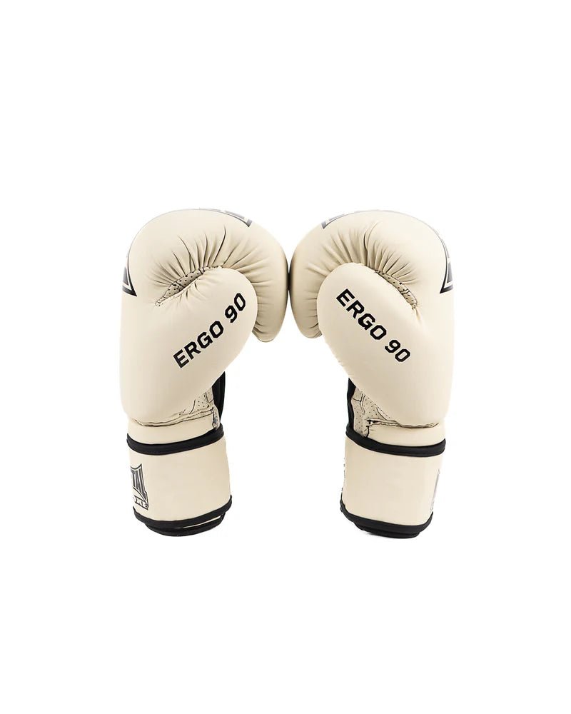 Widok z boku beżowych rękawic Metal Boxing Ergo 90, skupiający się na ergonomicznym zakrzywieniu pięści 90 stopni.