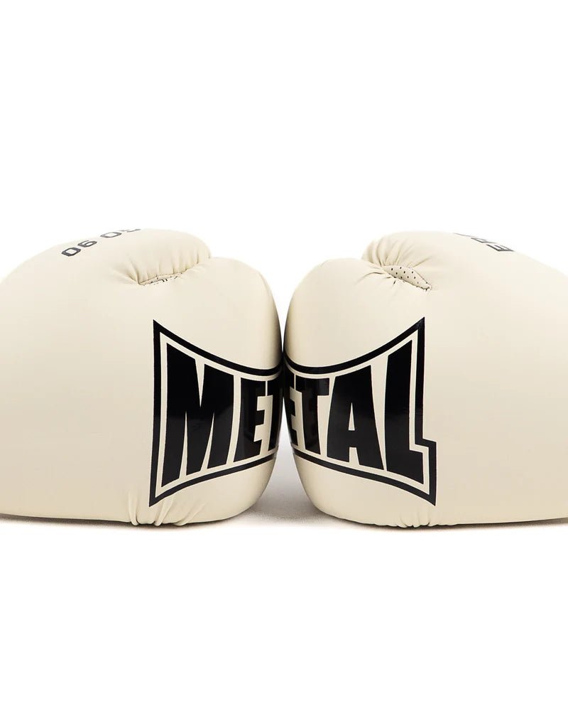 Beżowe rękawice Metal Boxing Ergo 90 obok siebie ze szczegółami pełnego napisu Metal Boxe na kostkach.