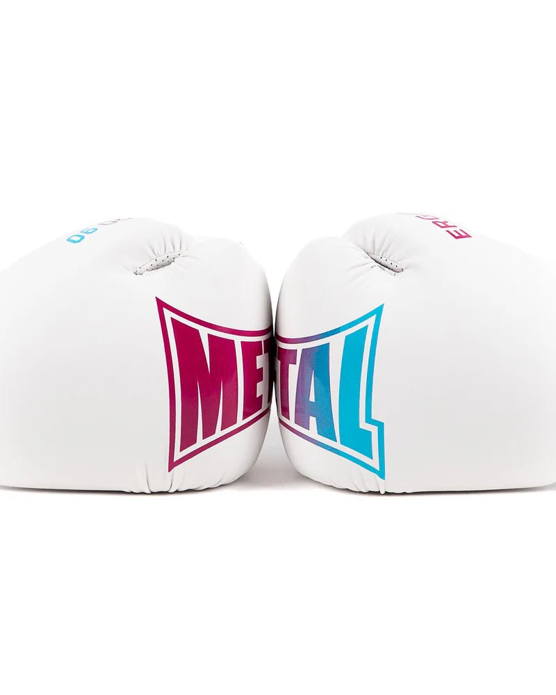 Fragment białych rękawiczek Miami Vibe umieszczonych obok siebie, które uzupełniają logo Metal Boxe.