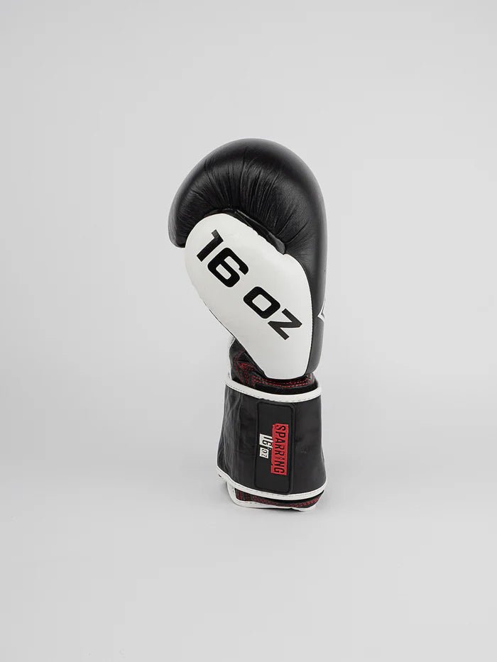 Vista lateral das luvas Metal Boxing Leather Sparring, detalhe do ângulo de 90 graus e fecho de velcro