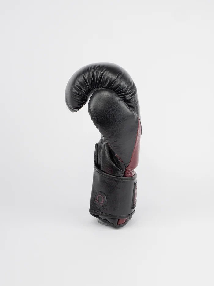 Vista lateral das luvas Omega pretas cor de vinho, detalhe de fecho de velcro