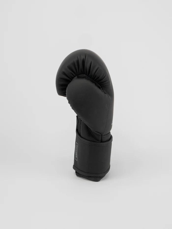 Vista lateral das luvas pretas cinza Metal Boxing Starter, foco no amplo fecho de velcro