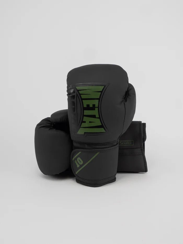 Vista frontal de luvas de boxe de metal verde preto e cáqui, estilo militar moderno