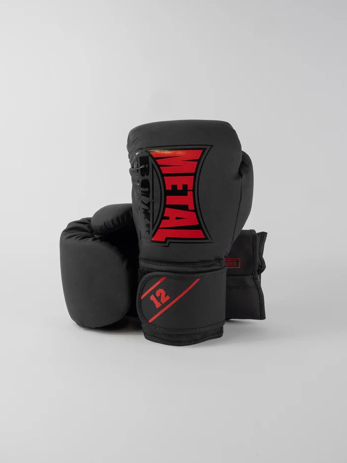 Vista frontal das luvas Metal Boxing Starter pretas e vermelhas, espuma protetora pré-formada