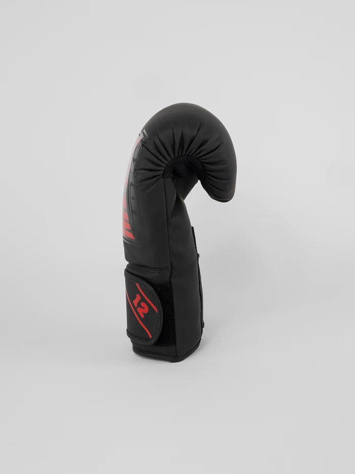 Vista lateral das luvas Metal Boxing Starter, pretas e vermelhas, detalhe do apoio de pulso