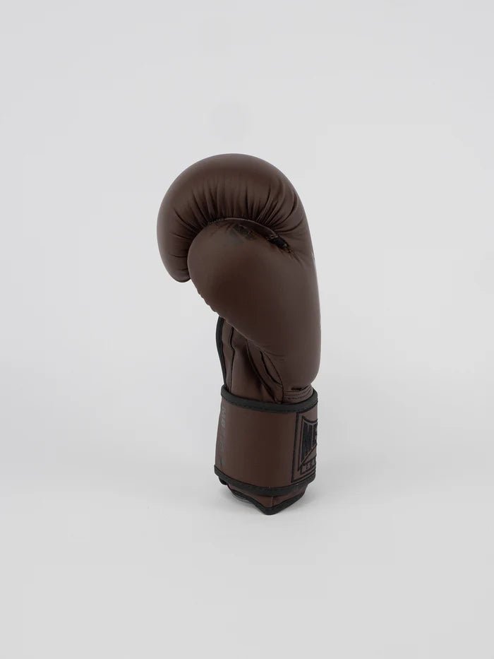 Vista lateral de guantes de boxeo Steel Brown Metal, detalle de cierre de velcro y soporte para muñeca