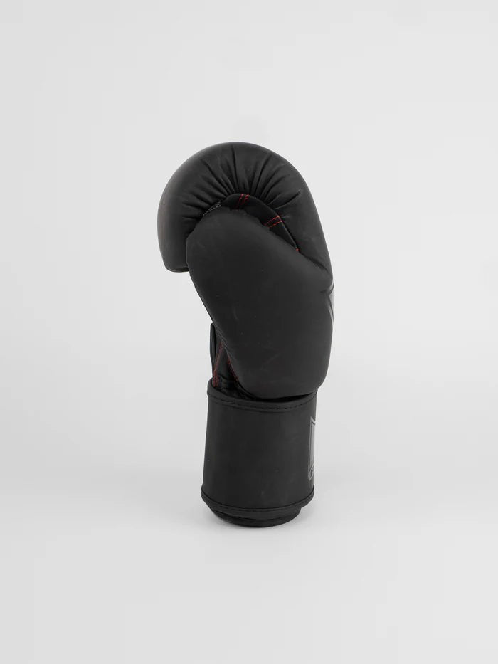 Vista lateral das luvas Muay Thai Metal Boxing, detalhe de fecho de velcro e acabamento fosco
