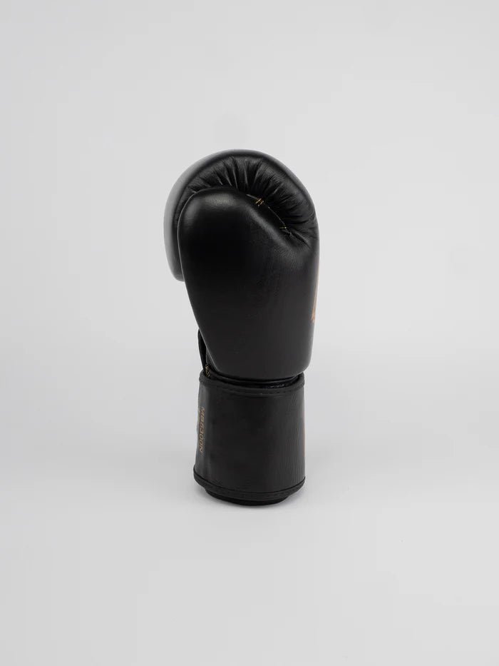 Vista lateral das luvas Metal Boxing Thai Series, detalhe do punho reforçado e velcro
