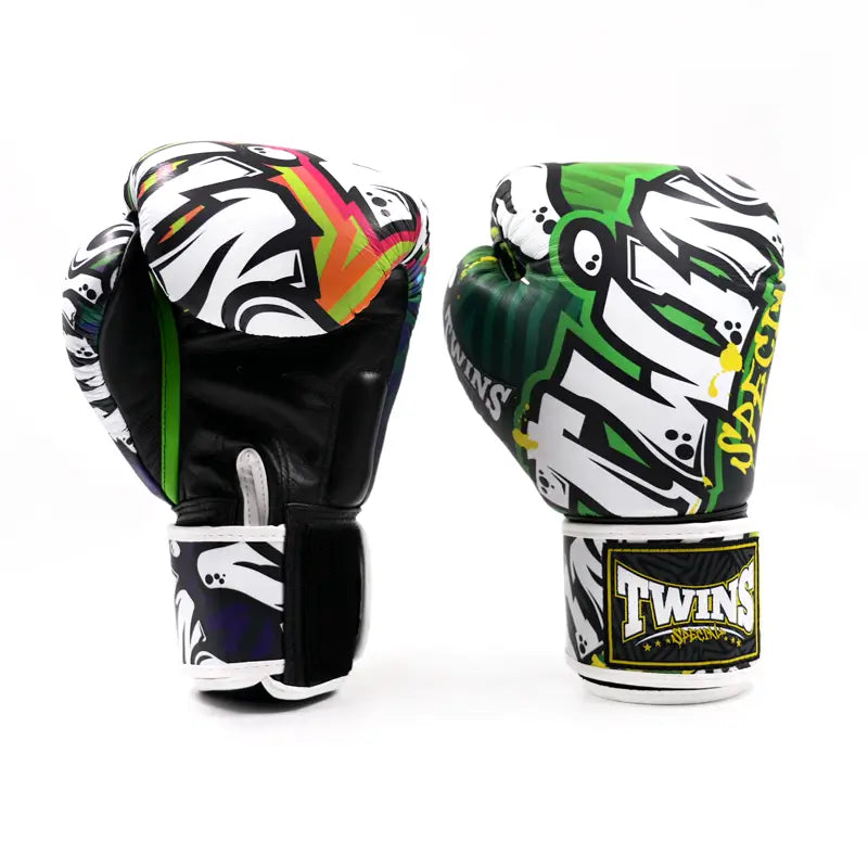 Vista laterale dei guantoni Twins Special Fantasy Series con design Graffiti moderno.