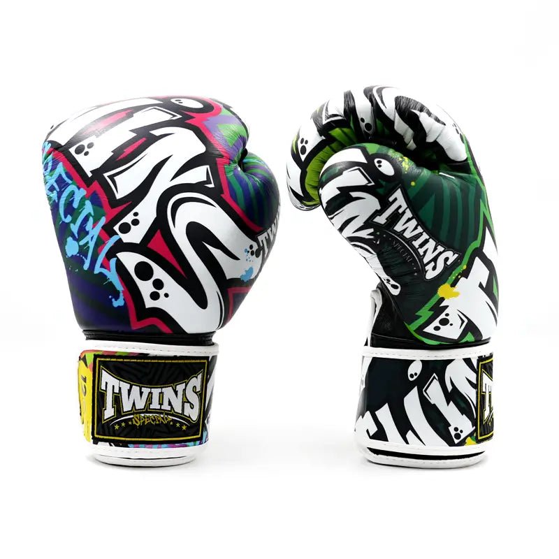 Gants Twins Special Muay Thai avec vue de face graphique Graffiti artistique.