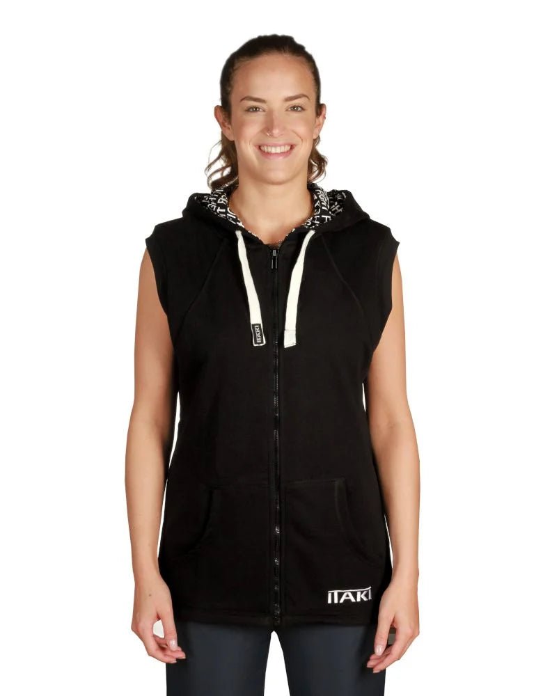 Vista frontal de la sudadera con capucha sin mangas Itaki para mujer, diseño ergonómico ideal para deporte y fitness