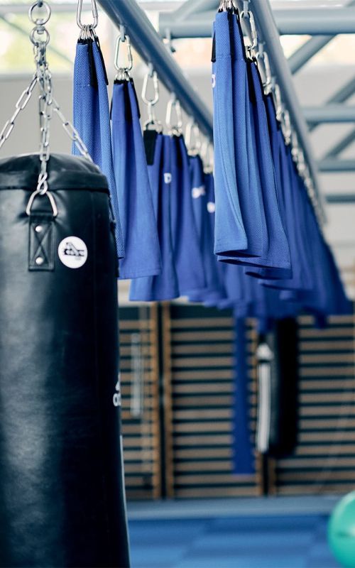 Par de entrenadores Moskito Gym Judo Grip colgados en la sala de pesas para ejercicios de tracción