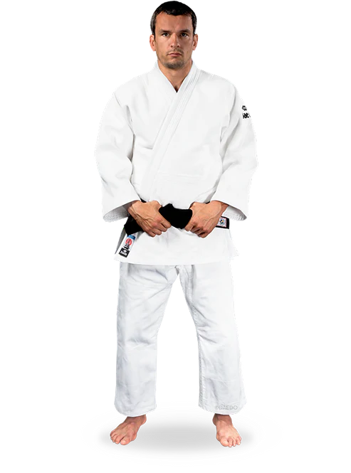 Vista frontal Judogi Daedo Elite blanco 690 gsm completo con chaqueta y pantalón para competición.