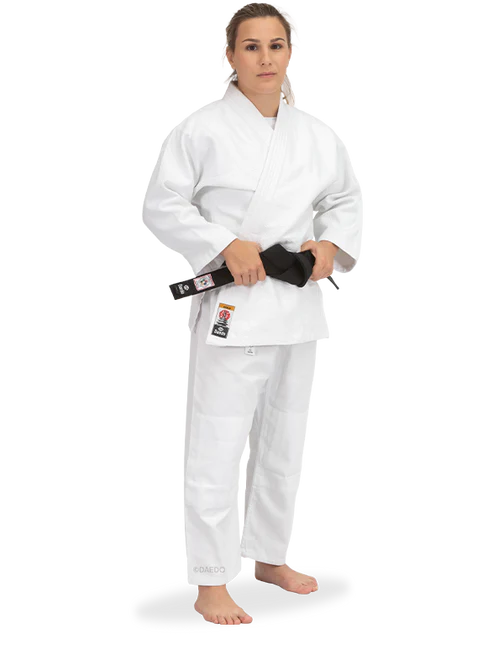 Judogi Daedo Gold 525 gsm en algodón y poliéster blanco óptico completo con chaqueta y pantalón.