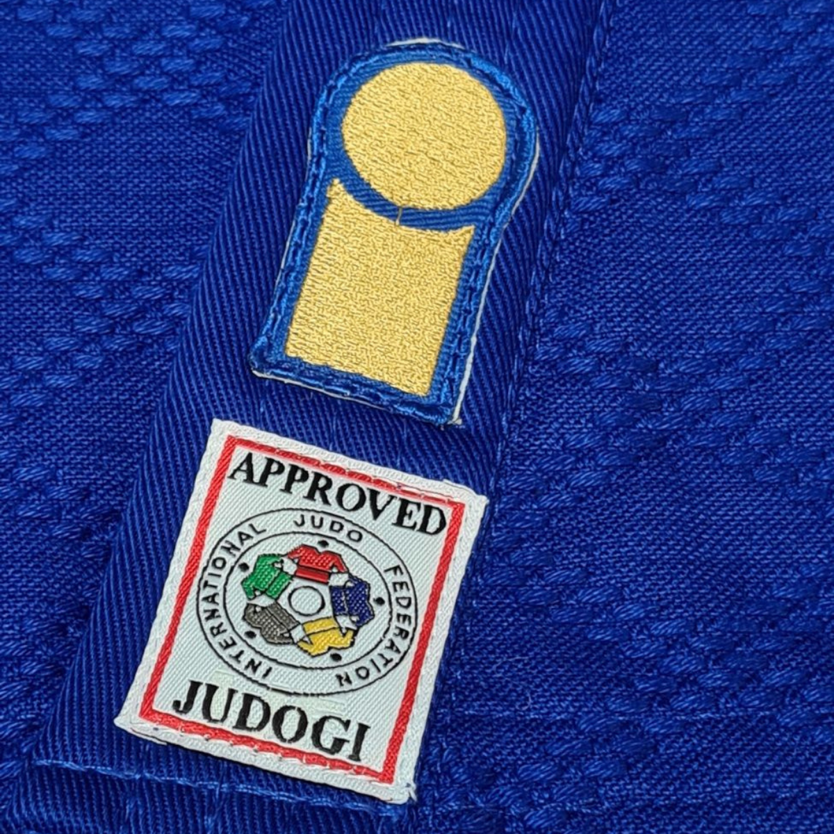 Judogi Essimo Oro APROBADO IJF Azul