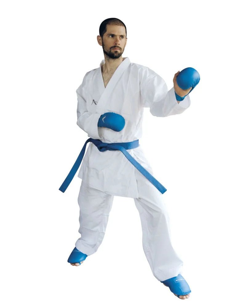 Vista frontal del karategi Arawaza Kumite Deluxe homologado WKF para competiciones oficiales