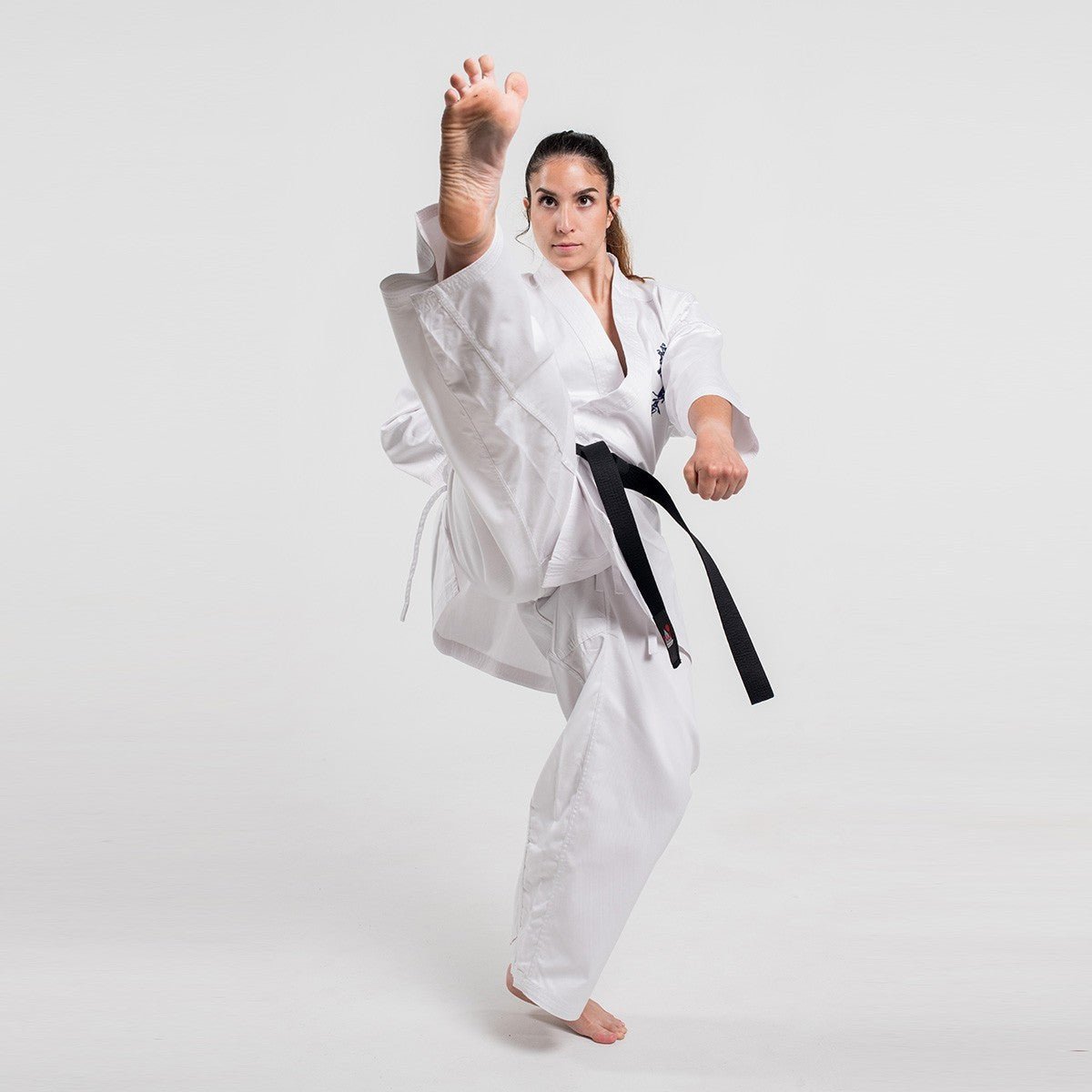 Kimono de entrenamiento de Karate Shinkyokushin Fujimae desgastado, vista frontal del uniforme de 9 oz.