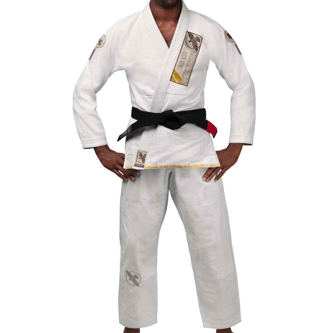 Čelní pohled na bílé kimono Hayabusa Ascend Lightweight BJJ s nášivkou kanji
