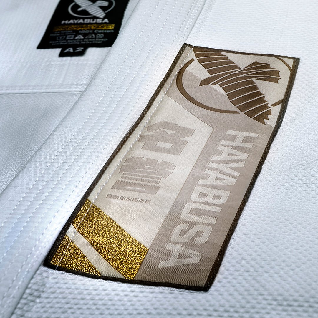 Detail bordiran dan tempelan tradisional pada jaket kimono Hayabusa berwarna putih