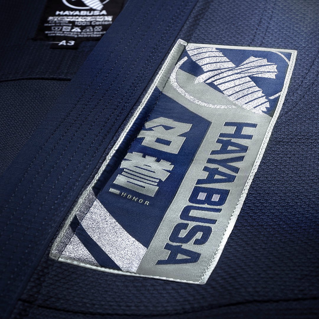 Tampilan dekat tulisan Hayabusa dan detail bordir pada varian biru navy