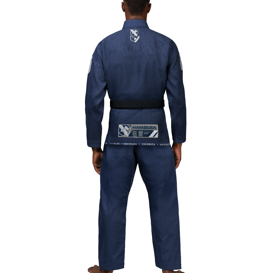 Tampak belakang Hayabusa Gi navy dengan celana ripstop dan jaket diperkuat