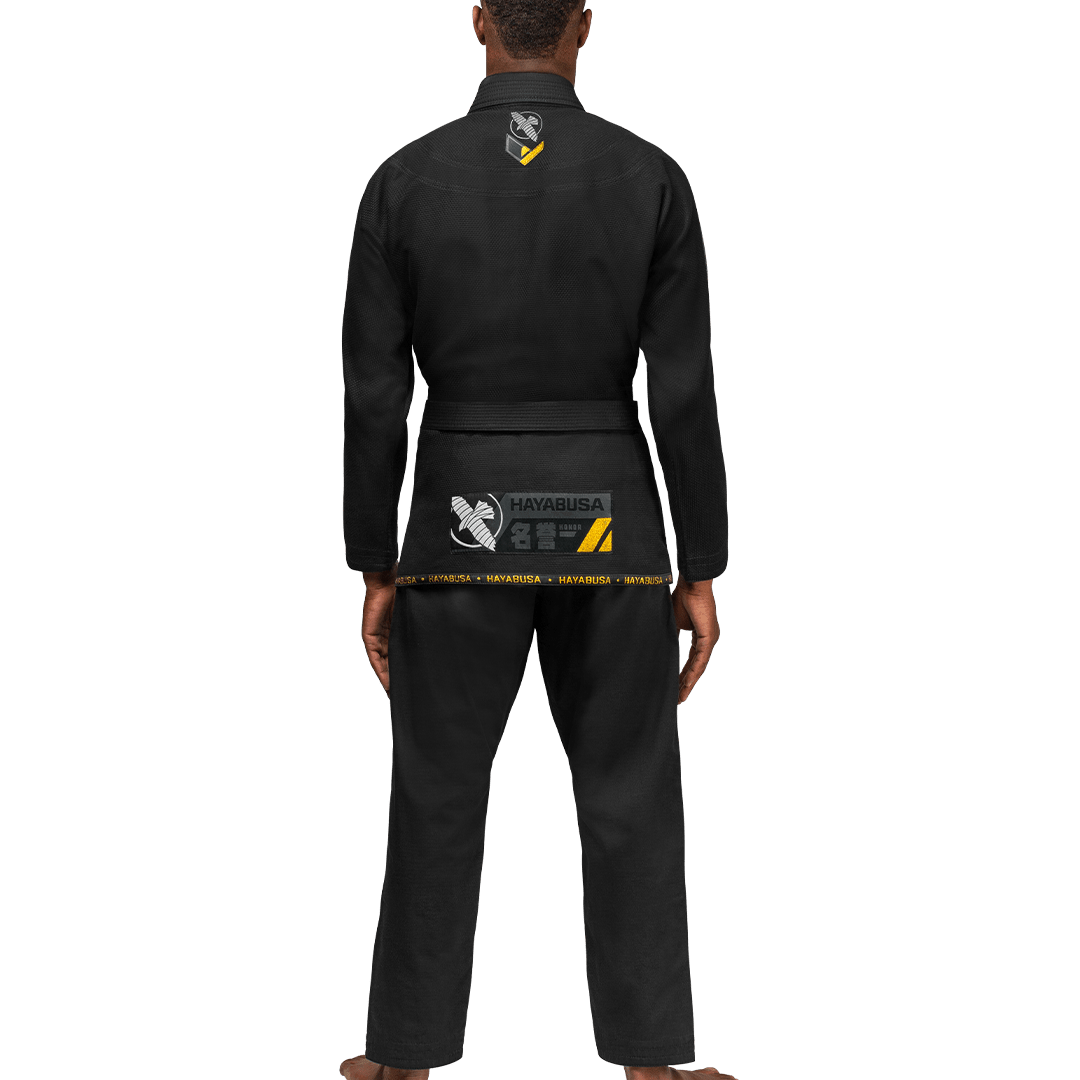 Tampak belakang Hayabusa Black Gi, menonjolkan desain ringan dan penguatannya